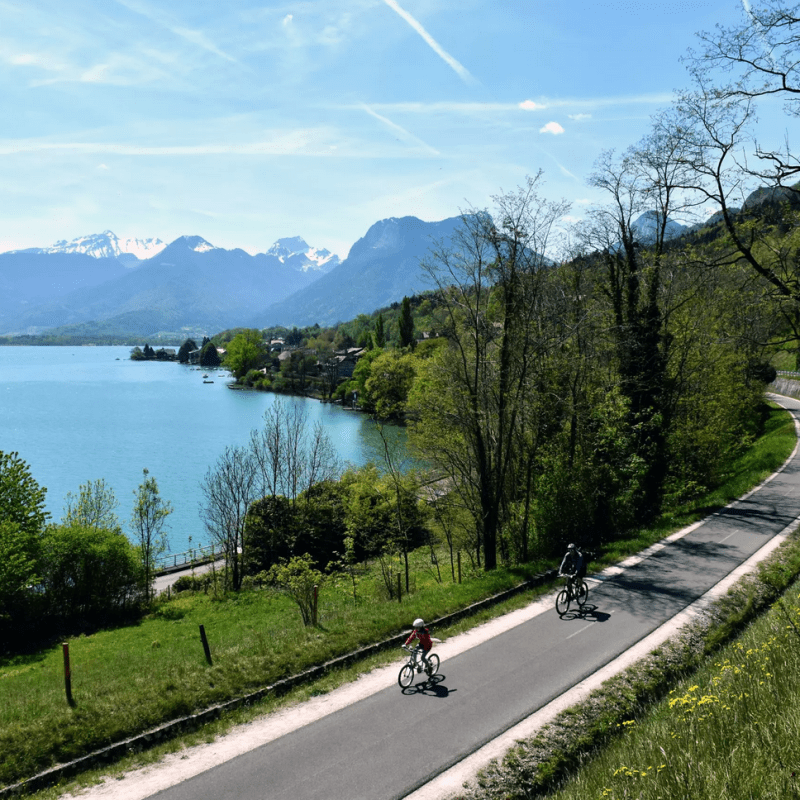 Voie verte des bicyclettes sur voie ferrée des&nbsp;locomotives