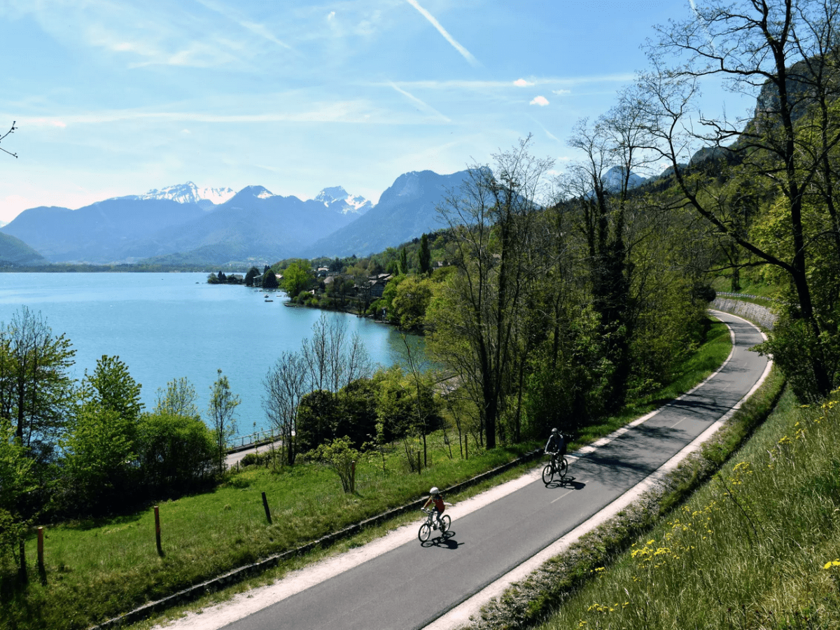 Voie verte des bicyclettes sur voie ferrée des&nbsp;locomotives